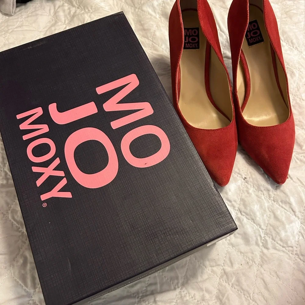 New Mojo Moxy Red Suede pumps.          ‎ 8.5M